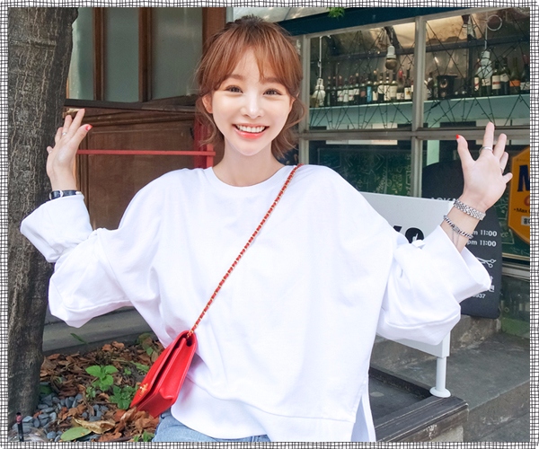 AB型血的雙子座女生:
AB型雙子女是充滿迷惑力的精靈,她們的個性不可捉摸、變化多端,靠近她們的男生,很難不為之神魂顛倒。她們很「作」,可是男生都喜歡,甘願鞍前馬後的獻殷勤,奉上無數的時間和金錢。在她們充滿女人味的浪漫外表下,還有著冷靜的心,無論看上去和你愛的多熱烈多瘋狂,其實始終保持著清醒的頭腦,所有取捨都計算得一清二楚。一場戀愛談下來,男生才發現好象其實不過是自彈自唱了一場,她早已瀟灑離場。