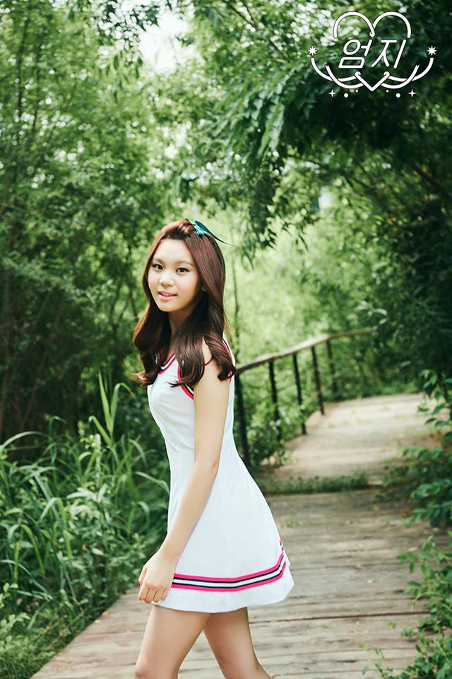 最後是忙內Umji啦!Umji其實也有稍微修剪一下長度,曾原先的長髮,修剪到胸部的位置,而且層次較低,在髮尾的部分看起來較有厚度。
