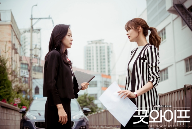 ✿TOP 4- tvN《Good Wife》
話題佔有率:8.22%
➔上升5個名次
※講述了檢察官丈夫因政治緋聞被捕後,婚後就辭職不再工作的妻子-金惠京(全道嬿飾),從此擔負起生活的重擔,時隔13年再次以律師的身份回歸職場,並找到真正的自己的故事。