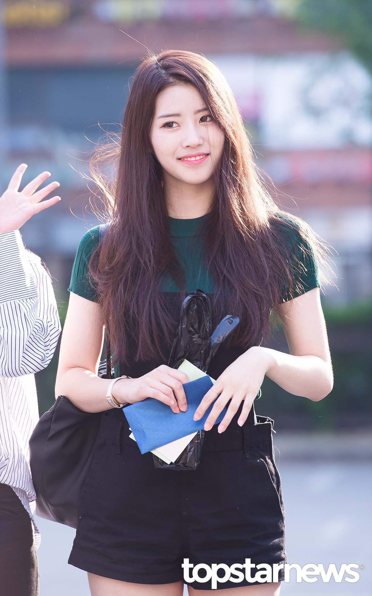 這個以「Girl crush」為主題的舞台還找到了Lovelyz裡面隱藏的性感成員美珠一同加入~先前因為在舞台上腳扭傷,強忍著到表演節束的樣子讓不少粉絲感嘆實在太敬業,能在特別的舞台上看到美珠展現和 Lovelyz的甜美舞風不同的風格,確實是令人耳目一新