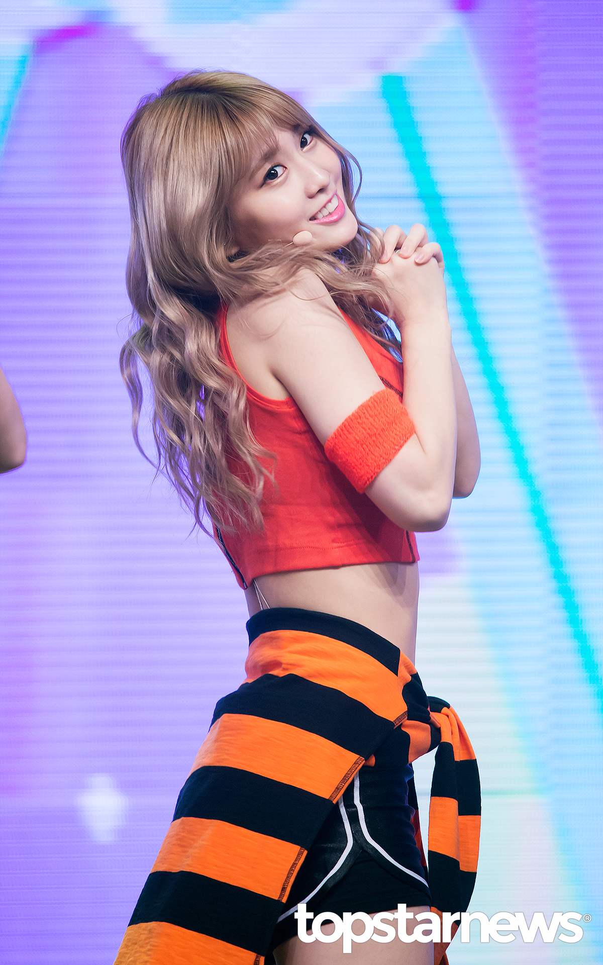 平常說到 TWICE 的領舞,可能不少人會想到舞蹈超有力的MOMO,但其實 Mina 也是從小學習芭蕾的舞蹈 Line 成員。可能是因為以前學習芭蕾,所以Mina的動作更有柔和延伸的感覺!