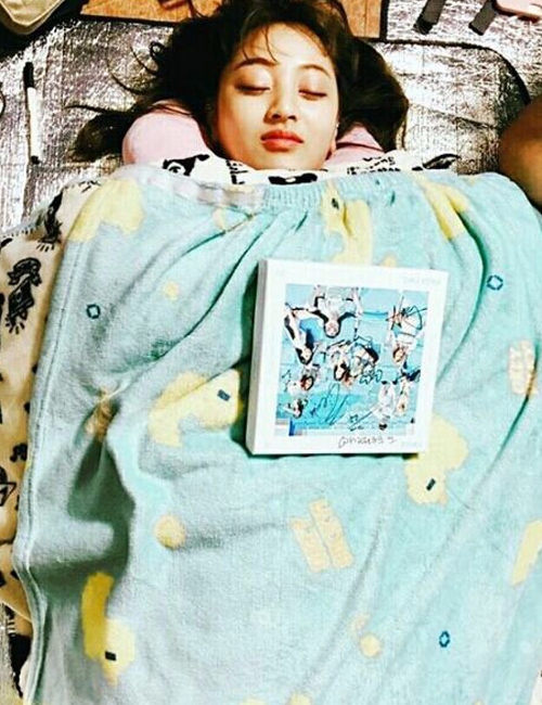 類型4:單純的鄰家妹妹
熱情開朗的你對任何人都不會吝惜自己可愛的笑容,所以大家都那麼喜歡你!你對自己人不做過多要求,懂得珍惜每一個眼下時刻,享受生活所給予的一切快樂,無邪的你常給人靜如處子、動如脫兔的感覺,雖然你也偶爾憂傷,但連憂傷也是單純的。
提醒:愛情比友情脆弱,要懂得「用心」才行!