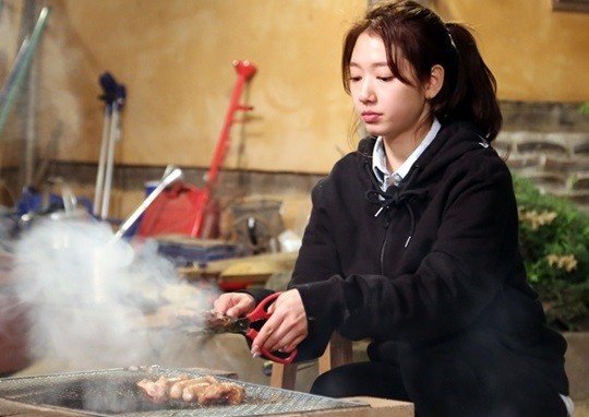 人前人後都一樣的真性情更是朴信惠在演藝圈受合作過的演員們稱讚的原因,光是看到她在大紅之後還是會抽空去父母經營的烤腸店幫忙,就知道她是真的很親民又很真實的偶像啊!
