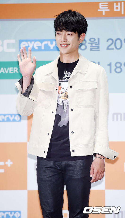 當然經紀公司Fantagio的前輩們也來助陣,包含師兄徐康俊、師姐女團Hello Venus,還有當時還是練習生的I.O.I成員有情跟道延都有參一腳,有空大家可以回去翻來看