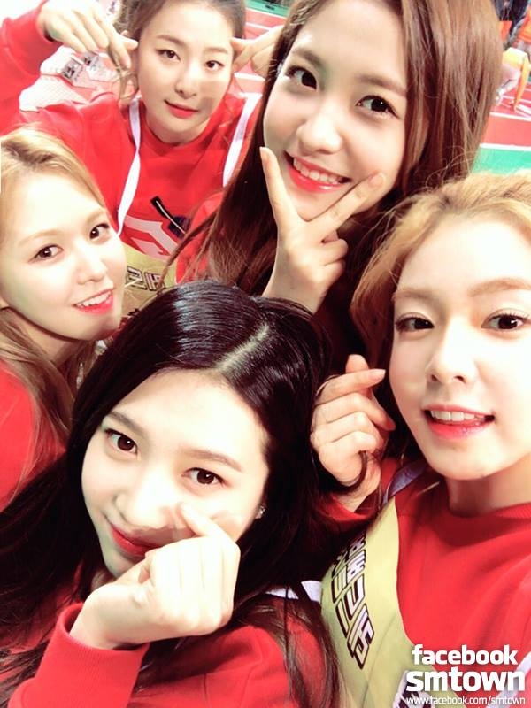 #13. Red Velvet
團名「Red Velvet」是將充滿強烈、魅惑的色彩「紅色(Red)」與讓人感受到柔軟、女性化的物品「天鵝絨(Velvet)」結合在一起的名字,期望將來Red Velvet不論在音樂上或表演上,能夠同時展現強悍與柔軟的多樣面貌,帶給大家不同面向的感官享受