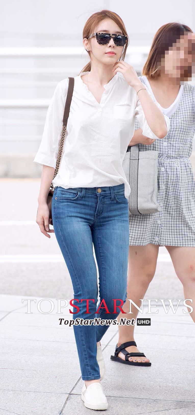 女孩方面,除了子瑜,最先想到的就是演員劉寅娜(又譯劉仁娜)~
一樣簡單休閒的裝扮,我穿就是去市場幫忙提東西,劉寅娜一穿就是機場Fashion走秀!