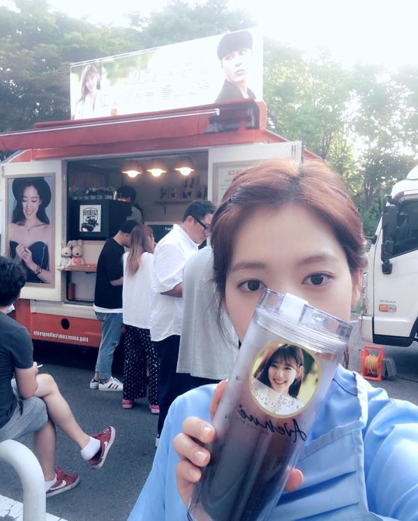 現在演出《Doctors》的朴信惠是韓國女演員中的好人脈代表,不只戲中的故事情節每集都有驚喜,連戲外不時的男神應援也總是讓粉絲大喊「信惠人脈無極限」(已羨慕)