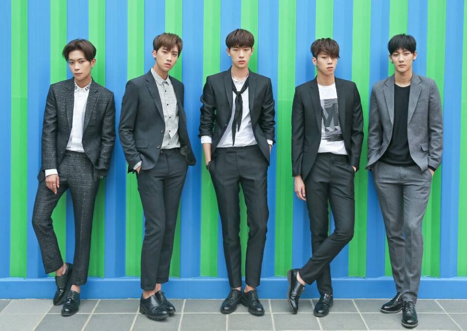 KNK(크나큰)
如果翻譯成中文KNK的隊名含義就是「大又大」,雖然很符合他們團隊平均突破185的驚人身高,但被專家評為「除了大之外,隊名還有說別的事嗎?」,被評為「不親切的團名」
