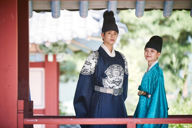 雖然寶劍和裕貞聯合主演的新戲《雲畫的月光》8月才要和大家正式見面,但相信日前網路瘋傳的反差萌王世子寶劍的預告,已經充份激起大家的好奇心,就算是史劇也讓人有想看的欲望了吧!