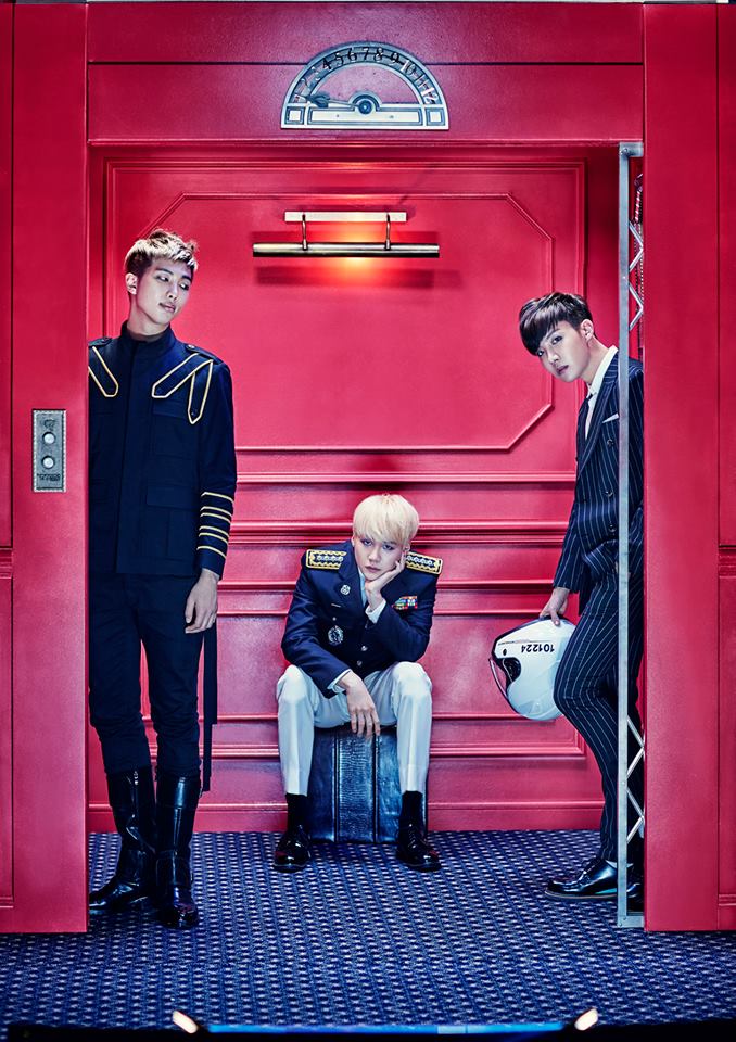 第三位進電梯的人就是 j-hope。
但!各位看官!就說 SUGA 是爺爺吧,馬上就找了地方坐下了。(j-hope:這張的主角不是我嗎...0_0)
