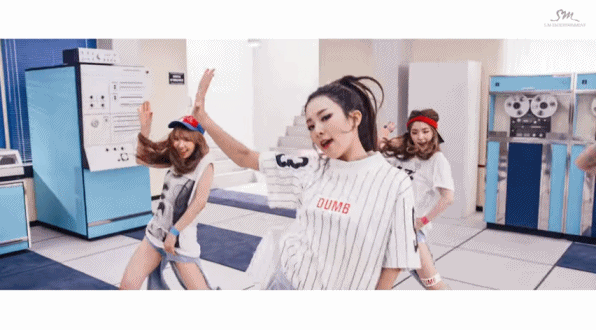 Red Velvet的《Dumb Dumb》也是他們的成功之作,Ryan表示已經聽膩了KPOP情情愛愛的歌,想要製作一首有故事的歌曲,最好戲劇化一些,歌曲不斷的堆疊與鋪成,所以最後《Dumb Dumb》聽起來才會這麼複雜~