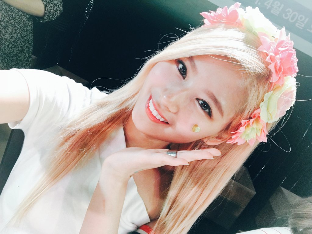 今年TWICE成為大勢的原因之一~~《Cheer Up》中Sana負責演唱的其中一句歌詞「shy shy shy」,因發音問題唱成「sha sha sha」(샤샤샤),卻意外成為爆紅的流行語~~