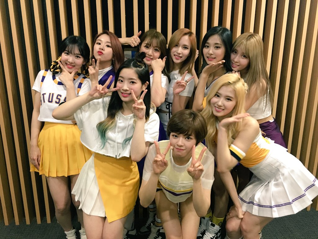 A+等級女團:基準-Melon & Gaon 以及 三大音樂節目冠軍次數
以這個基準來看,屬於一軍的女團有Melon蟬連了多週冠軍,從 2015年7月開始,Perfect All Kill為韓國iChart周榜和實時榜及其餘8間音源榜的日榜和實時榜,等18個榜。更是繼少時之後第二組出道專輯突破六萬張以上銷量的女團