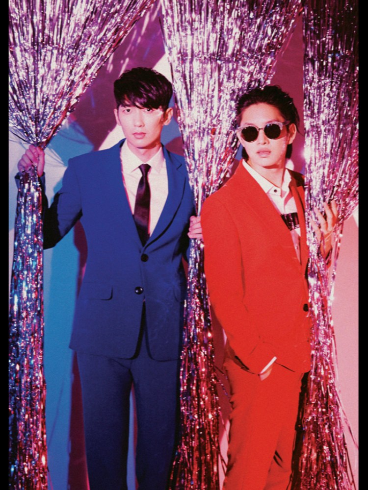 回到男團的部分,首先是作曲作詞MV導演到宣傳、招攬MV主角都一手包辦的M&D 希澈(SJ)和政模(TRAX)!前陣子剛推出禮物組合的他們這次以韓國傳統音樂Trot曲風回歸~