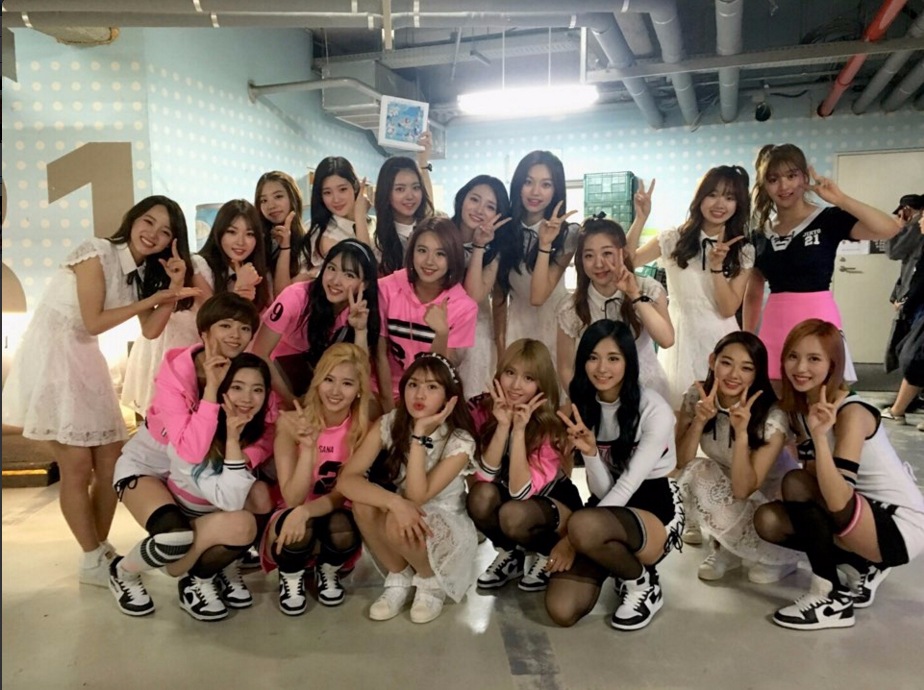 I.O.I出道之後還曾與一同在音樂節目上演出的TWICE留下暖洋洋的合照,而且最近I.O.I成員上節目時,成員還說Somi常和團員們說起TWICE的事情,兩團也經常在音樂節目後台相遇。