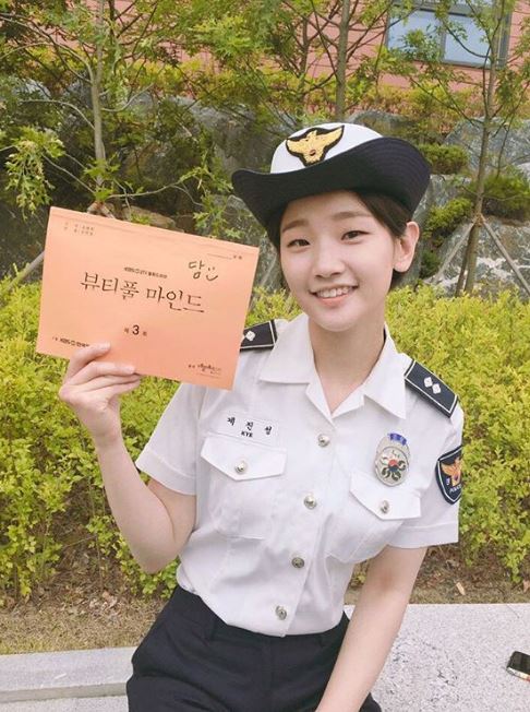 由HB娛樂製作的這部《灰姑娘與四騎士》,是採先拍攝後播出的方式進行,但中間卻傳出朴素淡接拍同檔期的《Beautiful Mind》(意思就是同個時期兩部的女主角都是朴素淡)