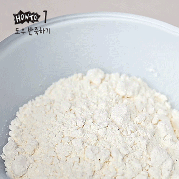 最先做的事是製作披薩麵團
用在商超購買披薩專用混合麵粉非常的方便。在碗裡放入麵粉和1/2杯水,均勻攪拌做成麵團, 知道碗裡沒有一點殘留的麵粉位置喲(誇張)...用心一點啦XD