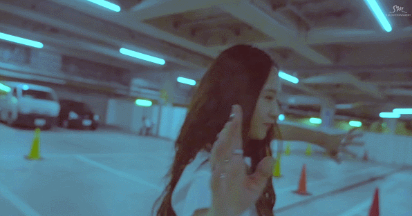 6. Krystal
Krystal是f(x) 中唯一從來沒有剪過短髮的成員...(好像是欸)... 配合各種不同的主題的活動,她給我們帶來了各種不同的長髮造型!