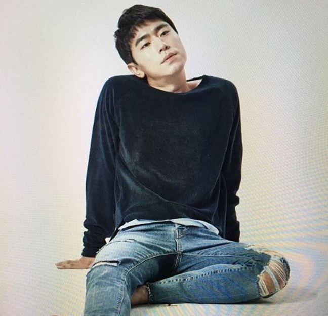♥李施彥
在劇中飾演女主角漫畫家爸爸吳成武的門生-朴秀峰,27歲的他是個柔弱淳樸又感性的鄉下青年,雖然外表看起來年紀比較大?但實際上卻是比妍珠小的弟弟一枚(笑)
