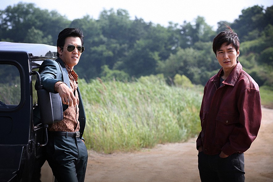 李政宰說,李敏鎬去年主演的電影《江南1970》的製作人,跟他關係很好,李敏鎬知道了之後,跑去找李政宰說:「前輩,請我喝一杯吧!」向李政宰先伸出了友好的手~