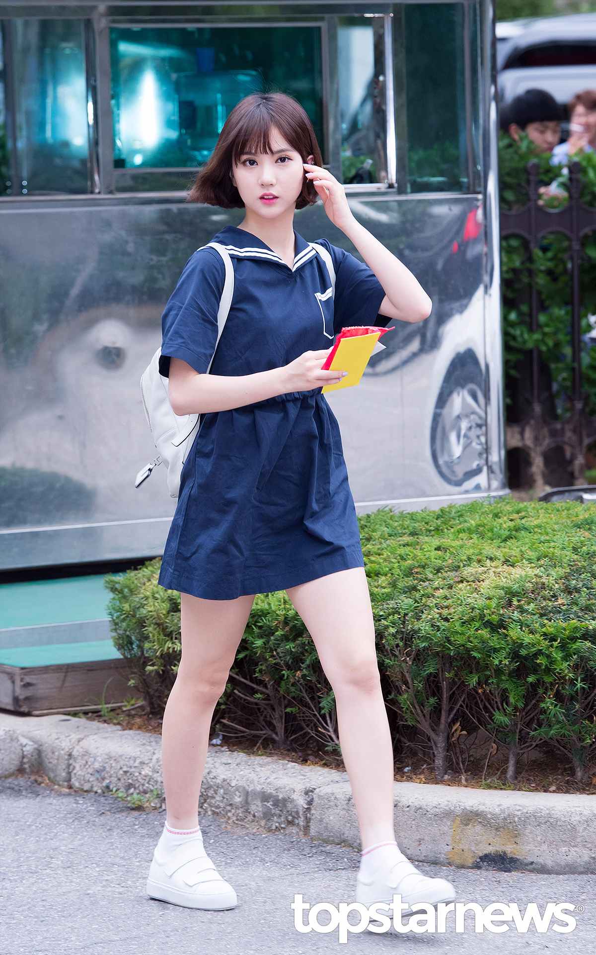 Eunha ✪ 少女氣質LOOK
如果想用海軍裝彰顯少女氣質,那藍色的海軍領連衣裙再合適不過了耶!像Eunha這樣,只是用基本款的白色單品搭配連衣裙,就能打造出既減齡又清涼的感覺,少女感十足^^