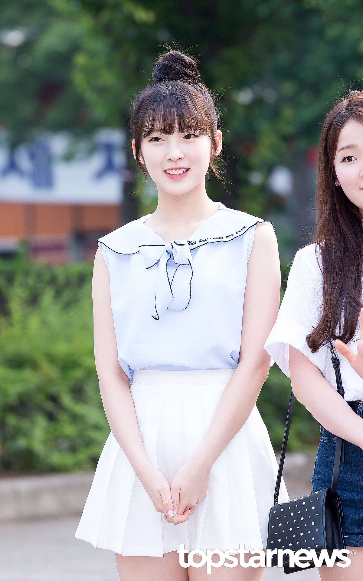 ARin ✪ 可愛的小裙子
最近大熱的網球裙也是非常適合演繹海軍裝的單品喲!ARin用以海軍領和絲帶裝飾的女士襯衫搭配白色網球裙,全部扎上去的丸子頭更加提升了可愛的氣質呢~