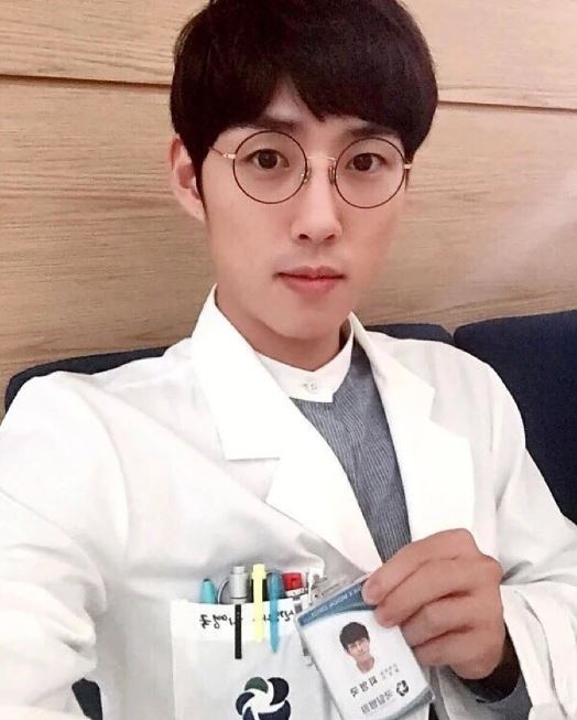 然而李聖經在《Doctors》中的第三個男人,就是白成鉉!在劇中白成鉉飾演李聖經的朋友及戀愛顧問-皮榮國,雖說是戀愛顧問,但對李聖經其實是有好感的~