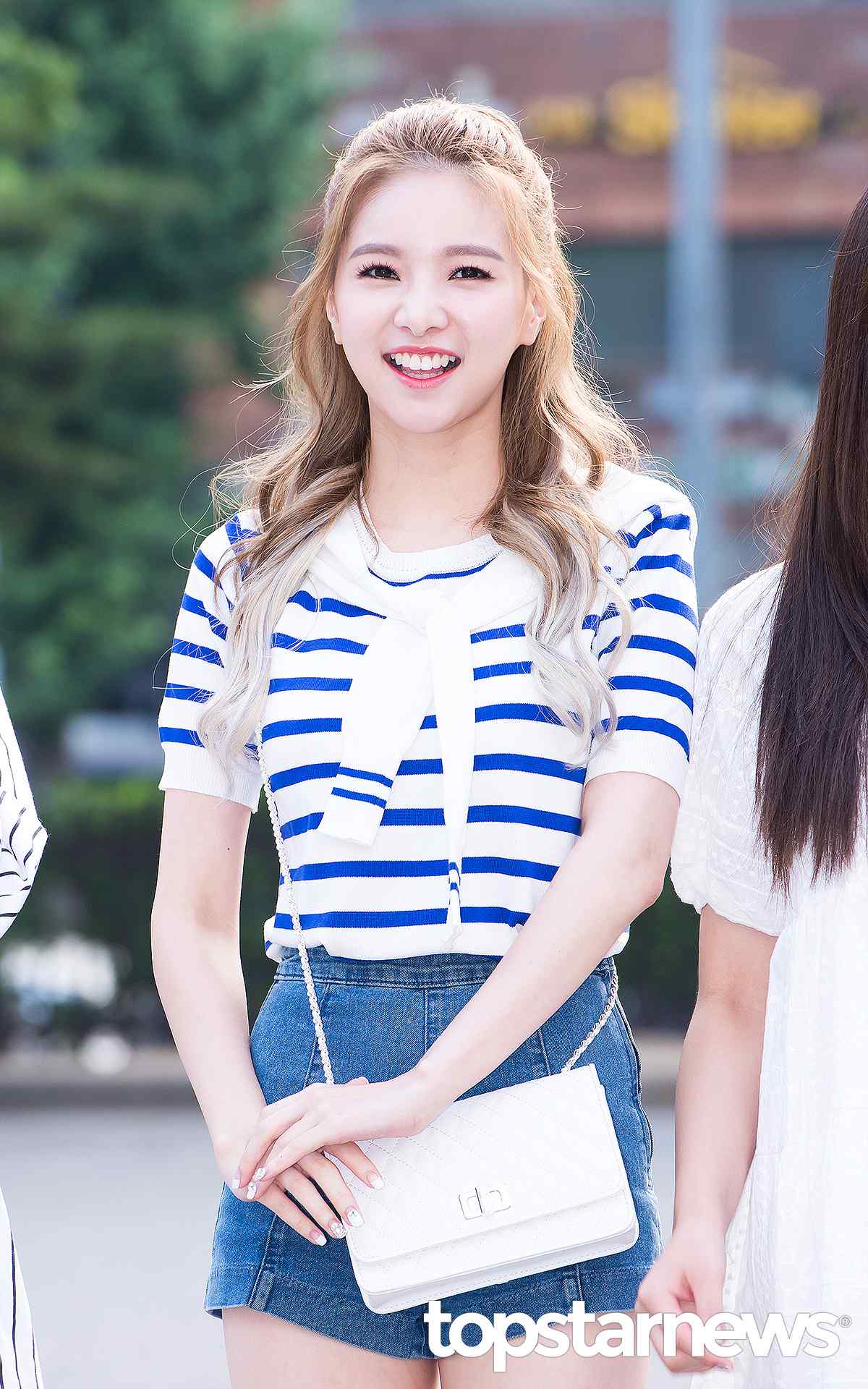 Jei ✪ 清純熱褲LOOK
女團海軍裝更顯清純可人的唷~Fiestar成員Jei以清爽的「白藍配」展現出了海軍裝的精髓,輕鬆攻下男粉絲的心^0^