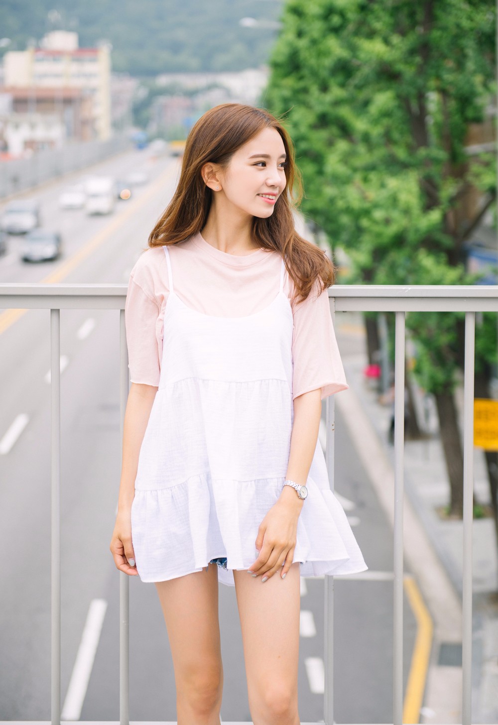 ►T-shirt配洋裝
有些男生覺得洋裝就是洋裝,裡面到底幹嘛再穿一件T-shirt啊?整個看起來很不搭啊!
但摩登少女OS是想說,你們是想看女生只穿細肩帶洋裝吧...(大家想想看會有多露XDD