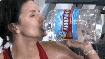 ♯ 適量飲水或喝湯
飲水是日常生活中必不可少的需求,減肥時尤其如此。過分限制水,能使人汗腺分泌紊亂,不利體溫調節,尤其是尿液濃縮、代謝殘渣不易排凈,還可引起煩渴、頭痛、乏力等癥狀;適量飲水,可以補充水分,調節脂類代謝。除此之外,喝湯對人體健康跟減肥也是非常有有益的喲~