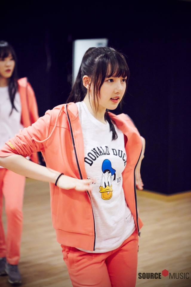 不過幸好不管是剛出道時像這樣瘦瘦的Yerin,還是被說笑起來有肉肉臉頰的Yerin都被網友說可愛,暫時可以繼續享受Yuju的餵食不用擔心啦~