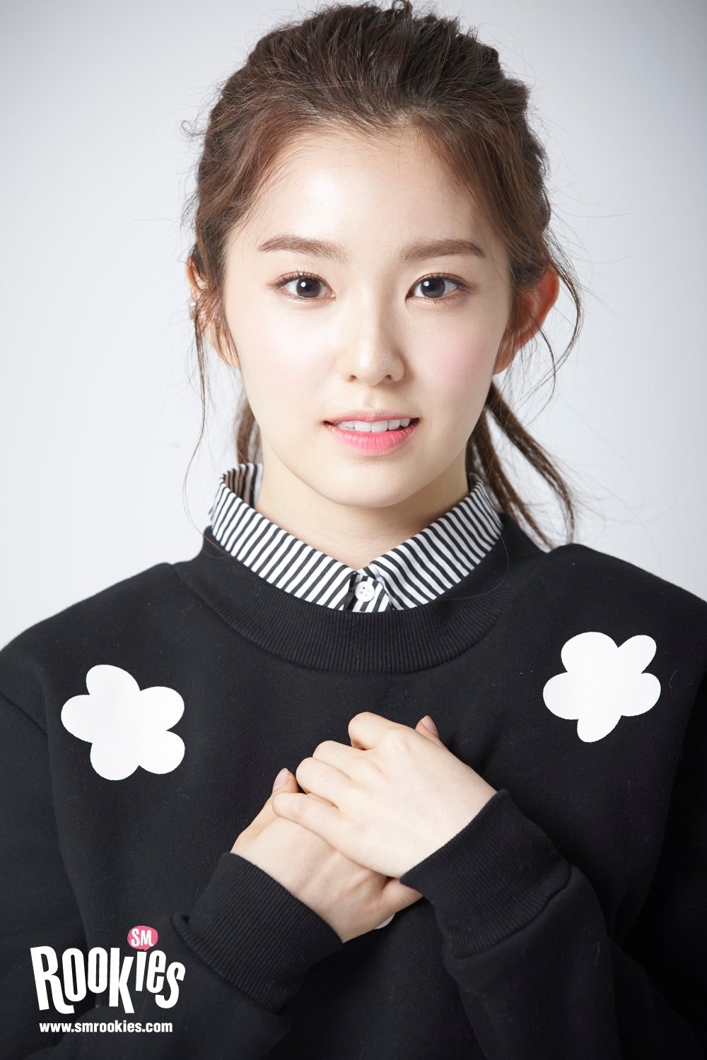Irene 19歲時透過甄選進入SM
雖然有看起來應該要是被星探發掘的門面外貌,但其實Irene是靠自己甄選進SM的。在Irene高一時被朋友找去一起甄選,雖然當時落選,但明白這就是自己想做的事~終於在19歲時如願進入了SM。