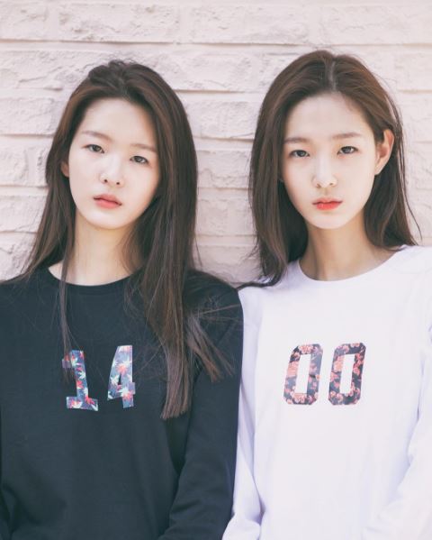 好!她們是雙胞胎姊妹!姐妹兩人都是YG Kplus model旗下的模特兒
左:서윤 ( seoyoon )
右:서현 ( seohyeon)