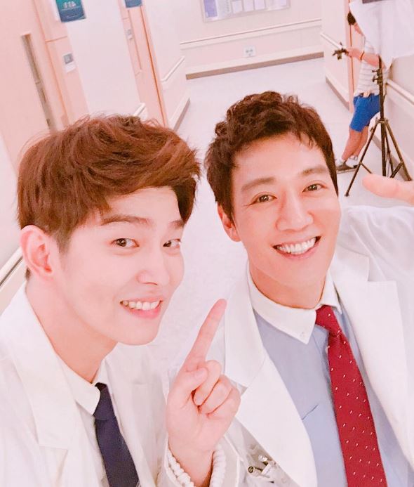 ♥2016年《Doctors》-洪智弘 v.s 鄭允道
雖然金來沅在劇中講了不少超肉麻台詞,讓觀眾們都大喊好心動,但仍敵不過小鮮肉尹均相的威力啊~~~(笑)