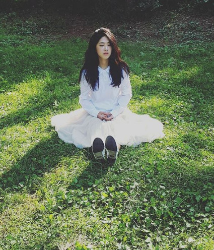 大家可以找來她當時參賽時的歌曲來聽聽看(原諒小編因為版權問題,沒辦法為大家放),聽完絕對會驚艷到你,你完全想不到劇中柔弱又純真的她唱起歌來竟如此有力而包含感情。不僅自己深陷其中,連一邊的評委也跟著一起陷了進去。