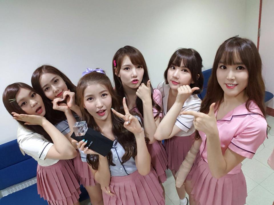 GFriend這次的首張正規專輯《L.O.L》主打歌<Navillera>依舊延續上一張專輯的氣勢,在各種音樂節目拿下一位,真的不愧是新人女團中的佼佼者~(灑花)