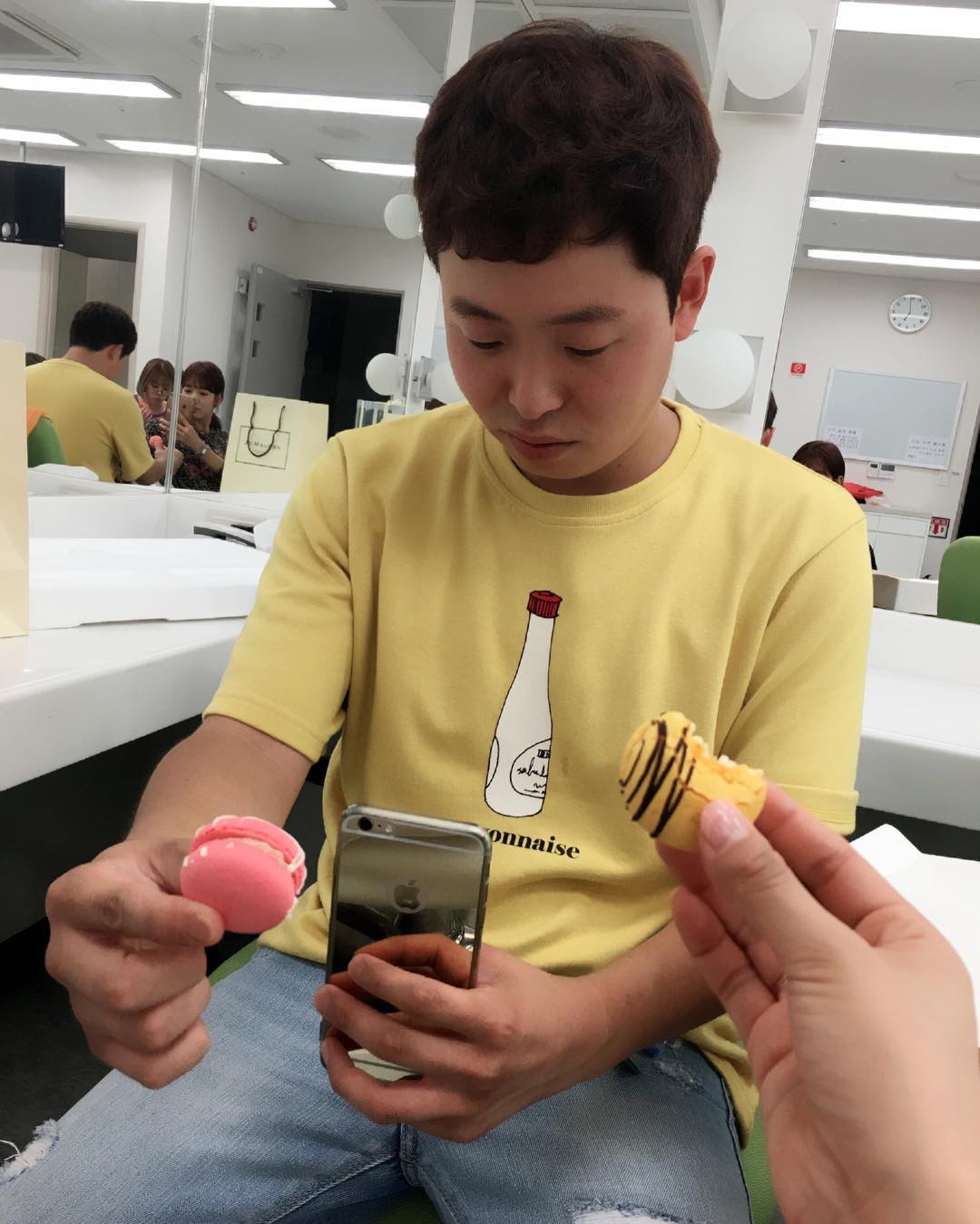 「醫師也指甲彩繪?」不僅被質疑彩繪的部分,還說留著不短的指甲,身為需要經常開刀的醫師,根本不合理,由於《Doctors》是高收視的電視劇,網民擔心這樣會誤導民眾~