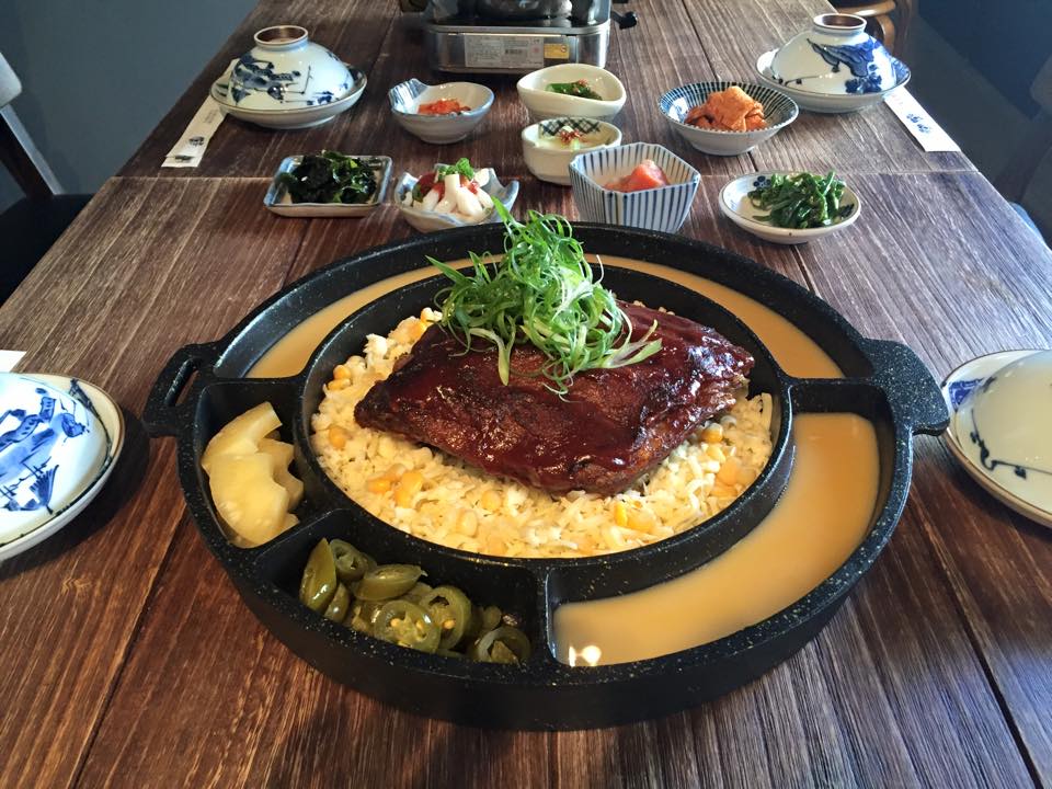 除了烤肉之外,像是鍋類、韓式起士豬肋排都是飽兒非常喜歡的料理呢!而且小菜可以無限續,根本不怕吃不飽啦XDD不過小提醒~娘子的價位不算低,最好是找多一點朋友去吃會比較划算喔!