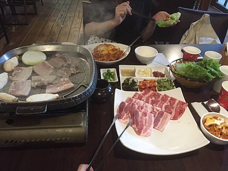 飽兒非常推薦他們的烤肉、部隊鍋、泡菜炒飯,價格平易近人,炒飯和泡菜鍋才150啊!!!!CP值算是頗高的呢~美中不足的是小菜只能續一次,常常用泡菜挟肉吃一吃泡菜就沒了...但整體來說真的非常優秀喔!
(礙於網路上很少照片,飽兒只用自己隨手拍的圖,可能不太好看...希望大家不要介意XDD