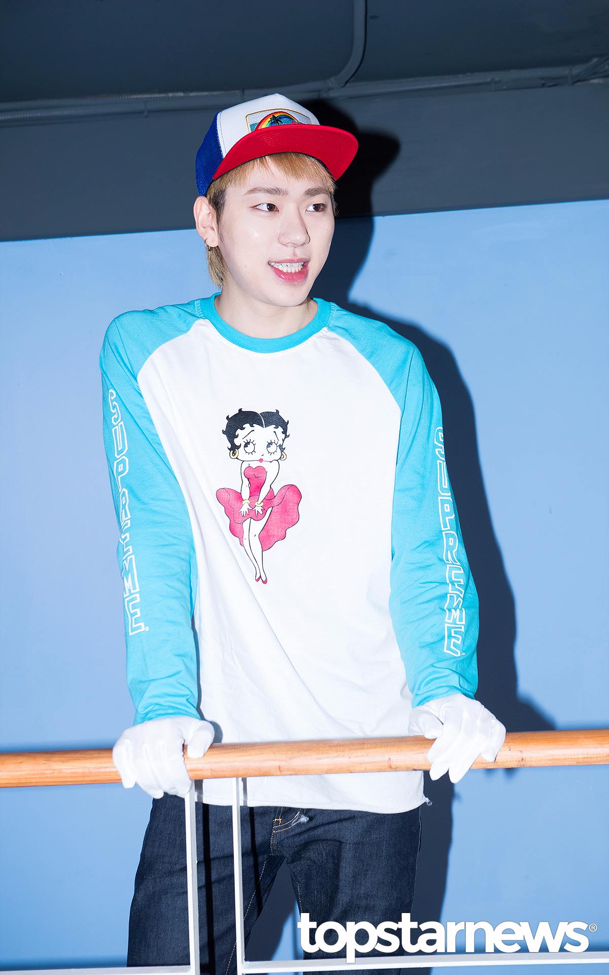 對啦~他就是Block B的隊長兼Rapper,Zico!長著一副高冷臉,又全身佈滿紋身的Zico其實私下是個非常愛國,孝順的乖寶寶,不僅不抽煙,連酒量也是一杯倒,更不愛去夜店,愛好卻意外的很少女,喜歡去汗蒸幕、按摩和喝咖啡。