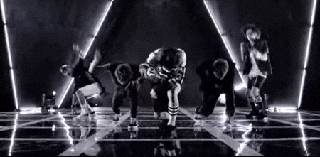 #03. BEAST - Good Luck
Good→ luck↗
小編覺得MV的亮點是歌曲一開始耀燮假裝把鏡頭往外推的部分!