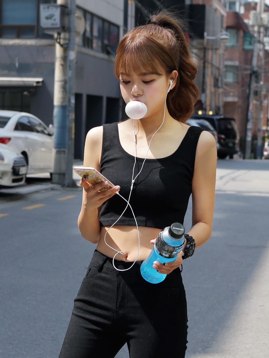 #1 愛上跑步
跑步絕對是最簡單也是最有效的減肥運動之一。而且無論是晨跑還是夜跑,都有很好的瘦身效果,也不要擔心跑步會導致腿變粗,只要注意運動後的拉伸就可以,而且跑步還能瘦腿哦~