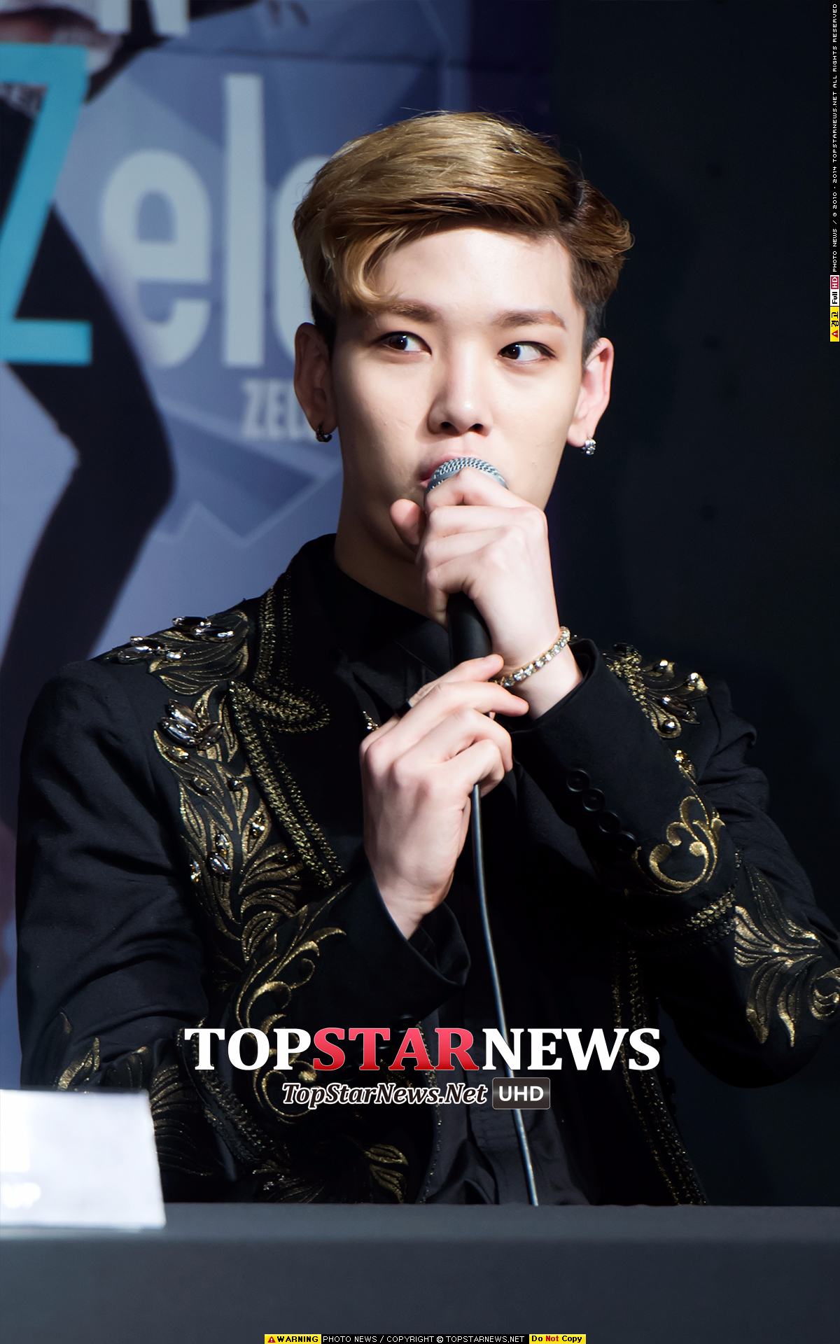 ◇ B.A.P→Zelo
與身高形成強烈對比,擁有可愛外貌的Zelo是B.A.P里的忙內。
如果刻意要求撒嬌,反而會羞澀的他,會裝作拗不過,擺出花萼動作,真的非常可愛。