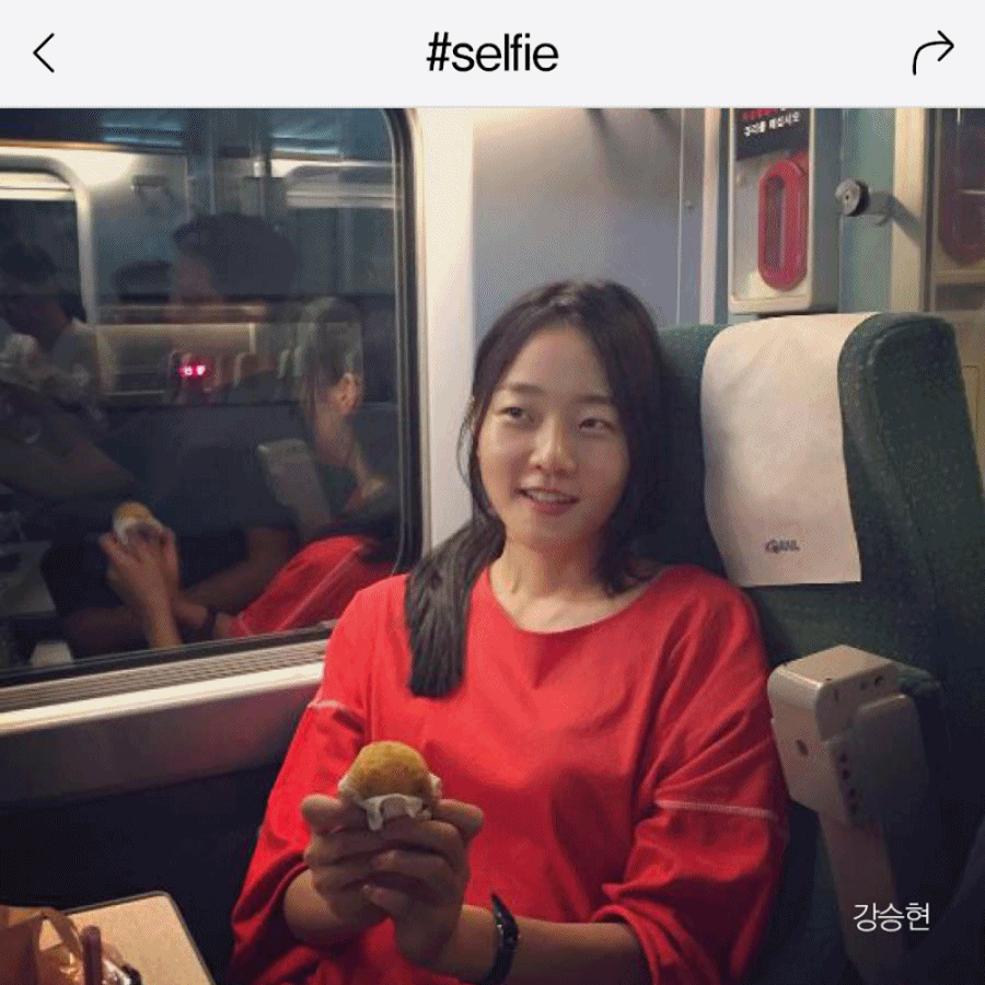 好~現在來看一下這些明星們吧!你們不會該想說「坐車還拍什麼照」吧?!
這樣就想錯了唷~NoNoNo♫ ♪~
在坐車的時候補捉自然的瞬間,可是拍出好看頭貼的第一步呢!