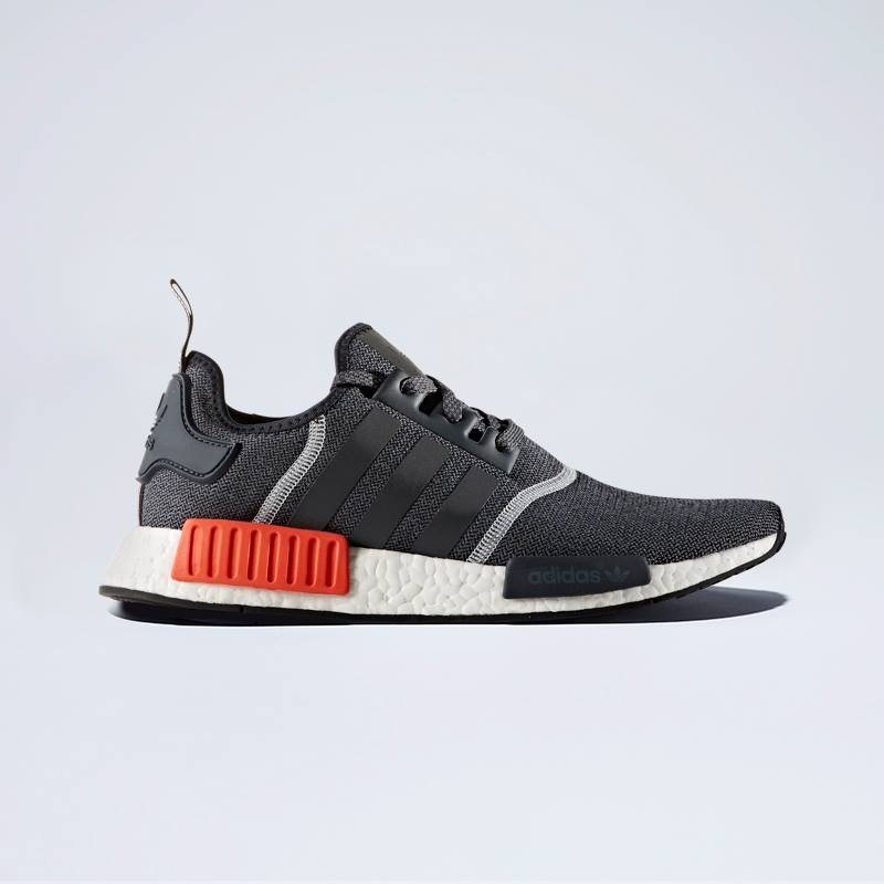 ♯ NMD_R1 S31510 深灰色
以深灰色搭配亮眼橘紅,低調中卻有著獨特設計感,和純色系各自展現出不同魅力!