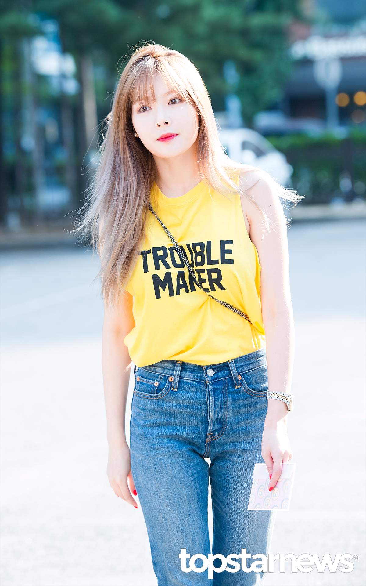 Trouble maker!黃色無袖T恤
泫雅用運動鞋和褲腳捲起的牛仔褲搭配黃色無袖T恤,打造出舒適休閑的時尚造型!雖然整體穿搭休閑簡約,但紅唇和紅色美甲營造出一大亮點,創造出不暴露卻性感依舊的時尚風格。