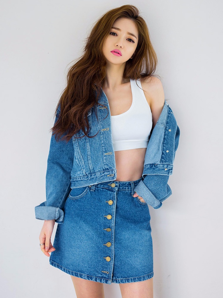 ⑨√ 出門穿衣服,盡量挑緊身的
不管你出門去吃飯還是做什麼,打扮美一點總是沒錯的!衣裙服飾就挑緊身的來穿、能系皮帶的就記得系緊一點。這樣的話,即使美食當前你也不敢多吃XD,也可以時時刻刻提醒自己,瘦下來就可以穿更美的衣服,給自己的減肥計劃添加動力!