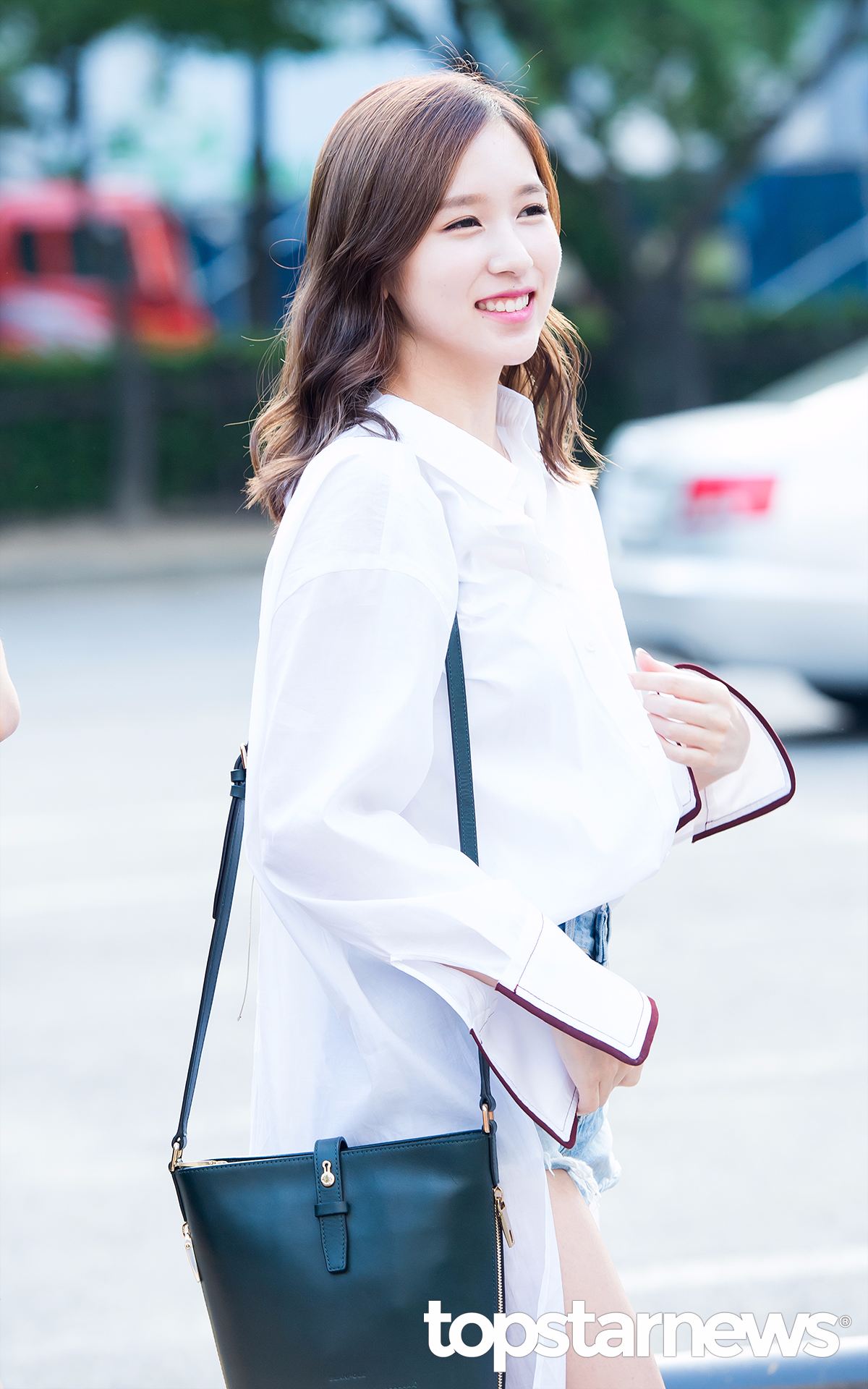 21日Mina在 <Naver V live>的TWICE頻道中,Mina透露自己第一次見到成員的時候,大家對她的第一印象都有點害怕,「 因為學芭蕾的關係總是站得直挺挺的讓志效覺得害怕」