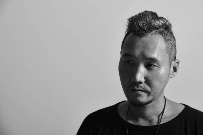 不過也就是因為「聯名」,讓GD近來被捲入「抄襲」的風波中。最近就有自行設立品牌的設計師姜東俊(강동준 音譯)在IG發文,指出新推出與GD聯名的服飾有抄襲自家設計的嫌疑。
