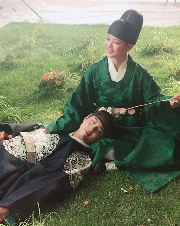然而當初在《請回答1988》中,飾演崔澤一角的朴寶劍,最近和金裕貞攜手岀演《雲畫的月光》!《雲畫的月光》主要在講述朝鮮第23代君主純祖的長子孝明世子(朴寶劍飾),和女扮男裝的女性問題諮詢專家洪羅溫(金裕貞飾)兩人的宮中羅曼史。
